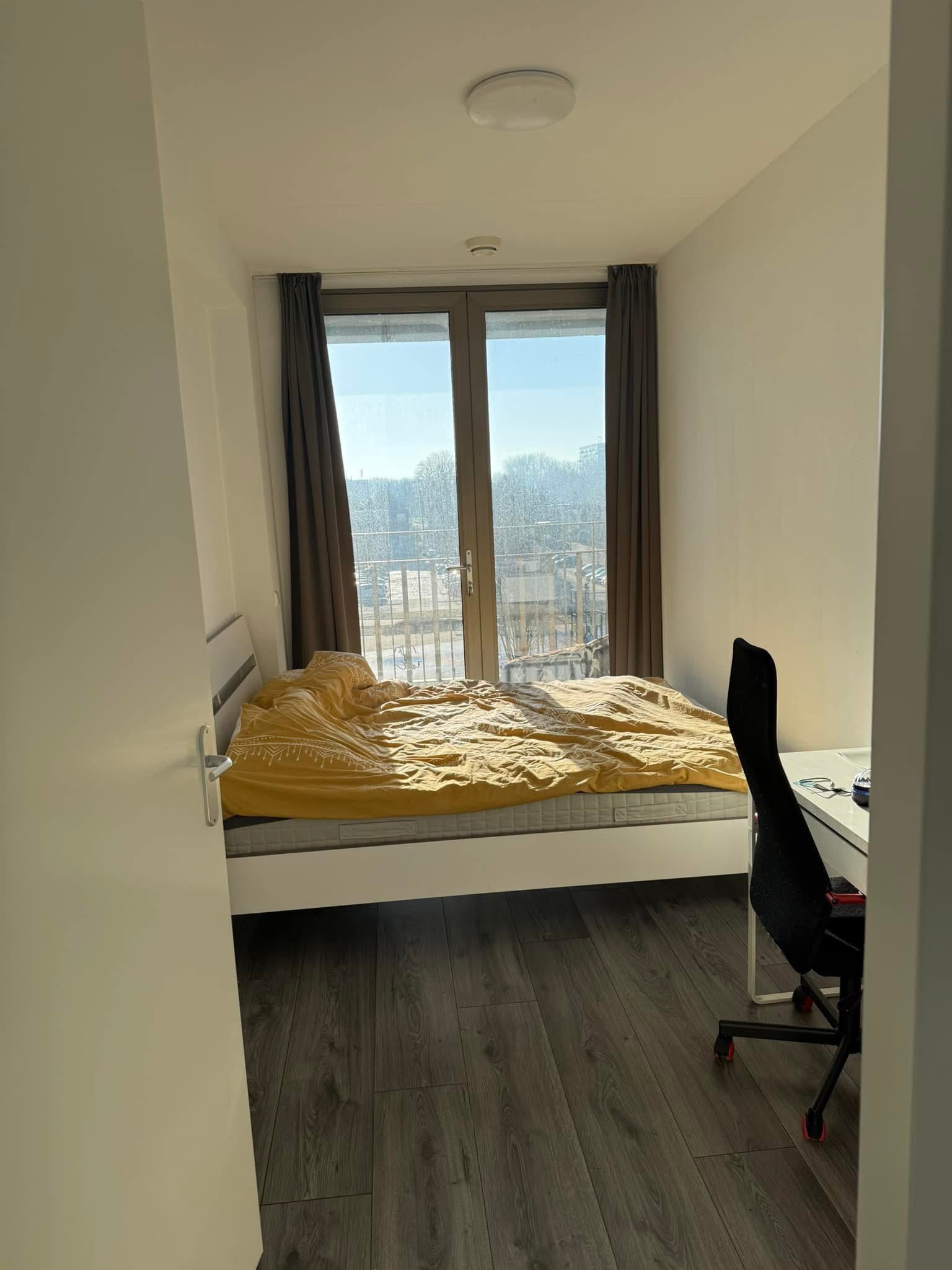 Kamer - Hoekenes/Amsterdam (€1000.00/10.00m2)